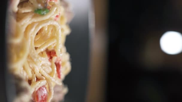 Γυναίκα Τρώει Ιταλικά Ζυμαρικά Λαχανικά Στο Εστιατόριο Κοντινό Πλάνο Κάθετη — Αρχείο Βίντεο
