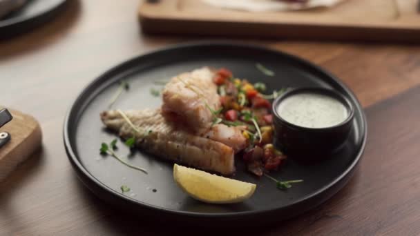 Filete Pescado Parrilla Con Verduras Asadas Servidas Plato Negro Restaurante — Vídeo de stock