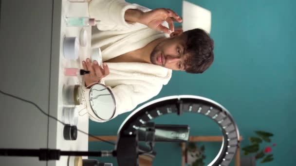 Güzellik Uzmanı Evde Akıllı Telefondan Makyaj Dersi Veriyor Bornozlu Arap — Stok video
