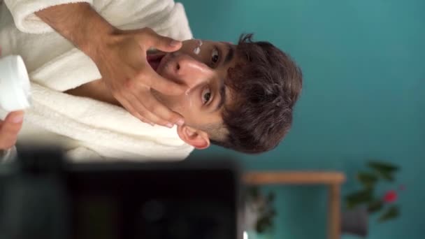 有影响力的阿拉伯家伙博客谈论护肤 男人记录视频博客告诉他的订户化妆品 男性博主谈论面部美容疗法 垂直录像 — 图库视频影像