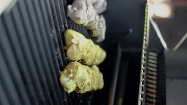 Готовить Шашлык Шашлыках Мясо Запечённое Угле Шеф Повар Жарит Сочную — стоковое видео