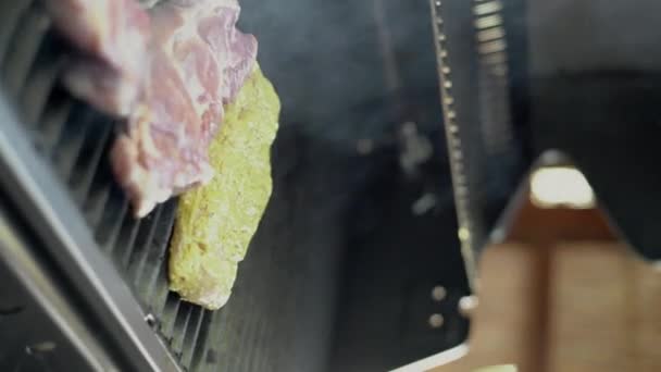 シェフの調理ジューシーなステーキは 他の肉に囲まれたフレイミンググリルに肉牛肉 鶏肉をステーキ バーティカルビデオ — ストック動画