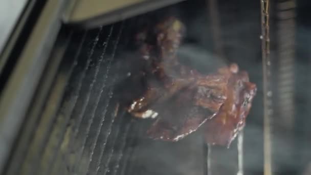 Процес Смаження Ребер Руки Шеф Кухаря Перетворюють Шматочок Ребра Грилі — стокове відео