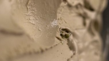 Paslanmaz çelik dondurma kepçesi karamel dondurması topluyor. Yakın plan.