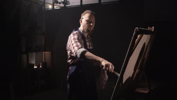 예술가 어두운 우울한 스튜디오에서 캔버스에 페인트 그리기 — 비디오