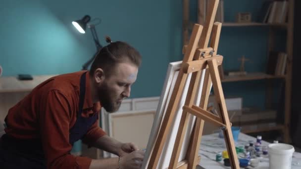 Talentoso Artista Masculino Que Trabaja Una Pintura Estudio Arte Casa — Vídeos de Stock