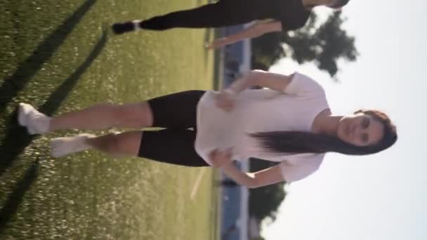 화창한 경기장에서 초원에서 운동을 스쿼트를 비디오 — 비디오