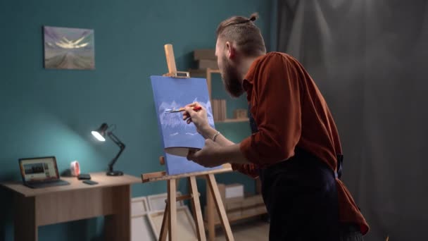 Umělec Maluje Hory Plátno Štětcem Vážný Mužský Malíř Malující Modrou — Stock video