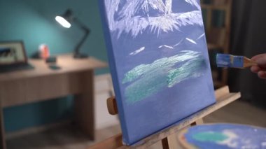 Erkek el sanatçısı, fırça ve akrilik renkle resim yapıyor. Ressam tuvale resim yapıyor. Sanat konsepti olarak yaratıcı stüdyo