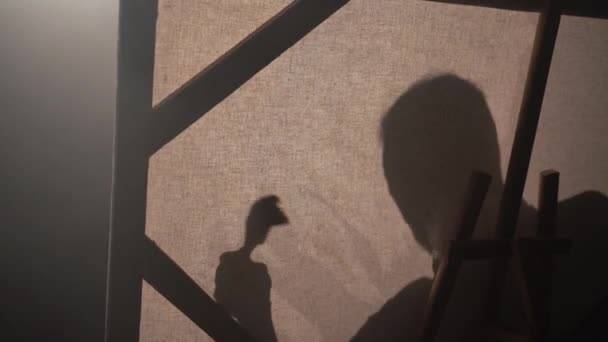 Silhouette Eines Künstlers Der Abstrakter Malerei Arbeitet Dunkles Kreativatelier Mit — Stockvideo