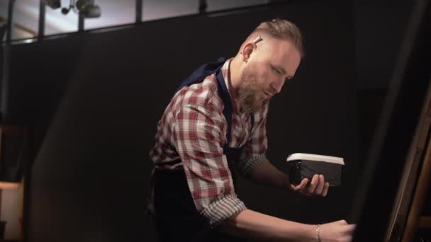 Artiste Masculin Talentueux Peignant Sur Chevalet Pendant Travail Dans Atelier — Video