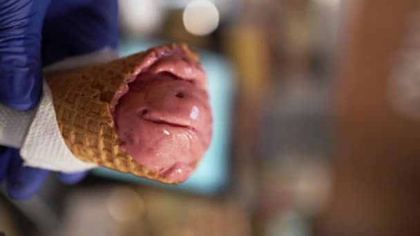 Літній Час Крупним Планом Чоловік Купує Конус Веганського Фруктового Морозива — стокове відео
