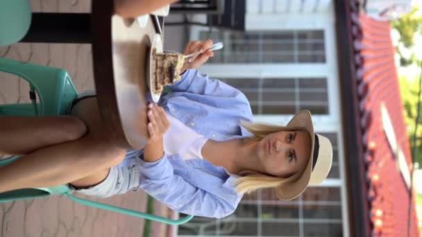 Mujer Sonriente Comiendo Postre Chismorreando Con Amigo Cafetería Aire Libre — Vídeos de Stock