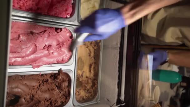 Морозиво Продавець Збирає Десерт Закриває Морозильну Камеру Обличчя Вертикальне Відео — стокове відео