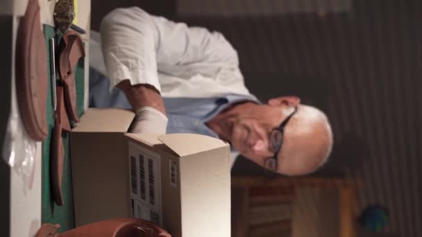 Oudere Mannelijke Archeoloog Witte Jas Handschoenen Zit Aan Tafel Het — Stockvideo