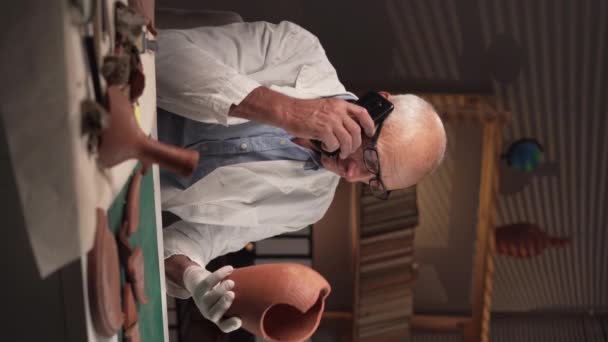 Beyaz Önlüklü Eldivenli Yaşlı Beyaz Erkek Arkeolog Elinde Antika Bir — Stok video