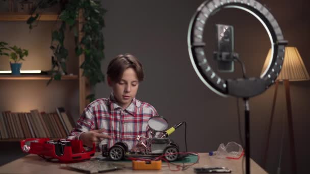 Kinderbloggerin Filmt Video Mit Kamera Während Sie Drinnen Kaputte Spielzeugautos — Stockvideo
