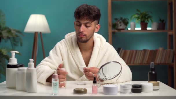 Hombre Joven Que Cuida Piel Facial Con Algodón Concepto Cotidiano — Vídeo de stock