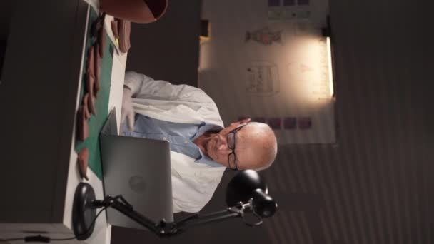 Egy Idős Fehér Férfi Régész Fehér Kabátban Kesztyűben Egy Asztalnál — Stock videók