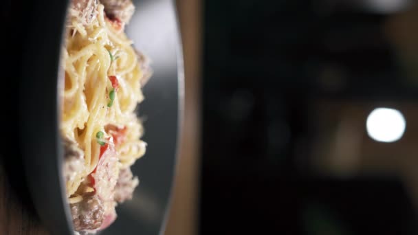 Ung Kvinna Äter Spaghetti Med Bolognese Tomatsås Och Kött Svart — Stockvideo
