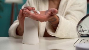 Cilt bakımı. Erkek elinin nemlendirici krem sürüşünü yakından izle. Kuru cilt için el kremi. Boşluğu kopyala