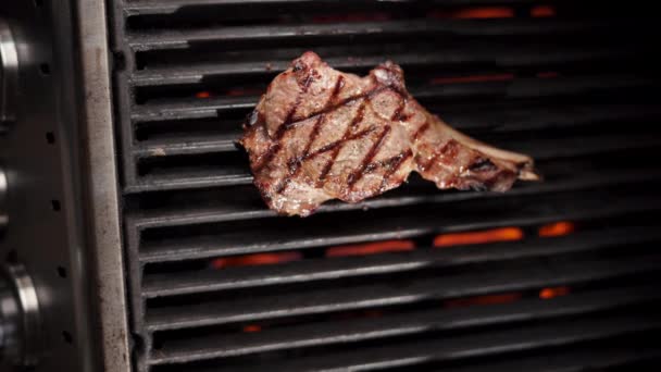 Horký Hovězí Steak Plynovém Grilu Kouřem Plameny Kopírovat Prostor — Stock video