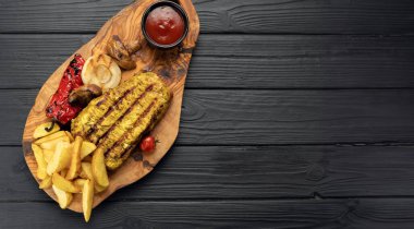 Gurme lokanta biftek menüsü. Siyah tahta arka planda tavuk bifteği. Biftek. Pankart. Boşluğu kopyala