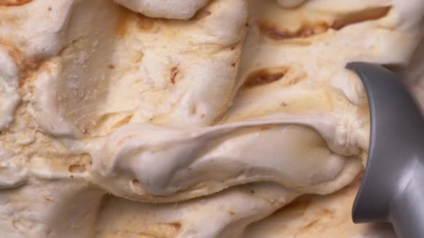 Sbírám Kopeček Krémové Brulee Zmrzliny Cukrárně Zblízka Koncept Léta Zmrzliny — Stock video