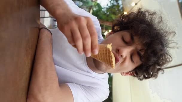 Араб Ест Мороженое Улице Наслаждаясь Летним Десертом Вертикальное Видео — стоковое видео