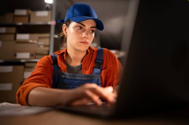 Çevrimiçi mağaza sahibi, depo çalışanı dizüstü bilgisayarla müşteri siparişleri envanteri çıkartıyor. Boşluğu kopyala