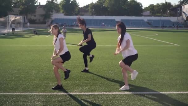 Група Жінок Які Займаються Фітнесом Зігріваються Стадіоні Тренування Групи Відкритому — стокове відео