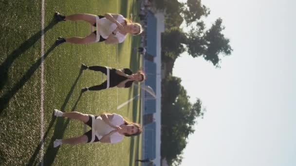 Спортивные Женщины Приседаниях Вместе Стадионе Открытом Воздухе Подходящие Девушки Упражняются — стоковое видео