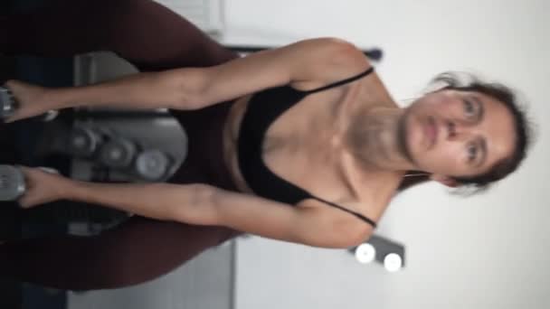 Kurzhantel Kniebeugen Bodybuilder Sportler Die Gewichte Heben Oder Bizeps Trainieren — Stockvideo