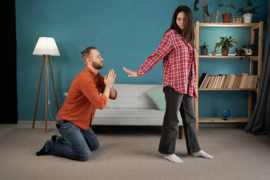 İlişki sorunu, ayrılık ve boşanma kavramı. Karı koca kavga üstüne kavga ve aldatma istiyor. Aile krizi. Boşluğu kopyala