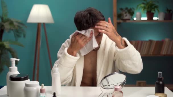 Hombre Guapo Musulmán Limpiando Cara Con Toallitas Limpiadoras Faciales Quitando — Vídeo de stock