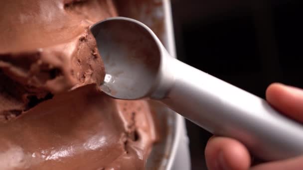 Schokoladeneis Schaufeln Aus Nächster Nähe Sommer Dessert Kopierraum — Stockvideo