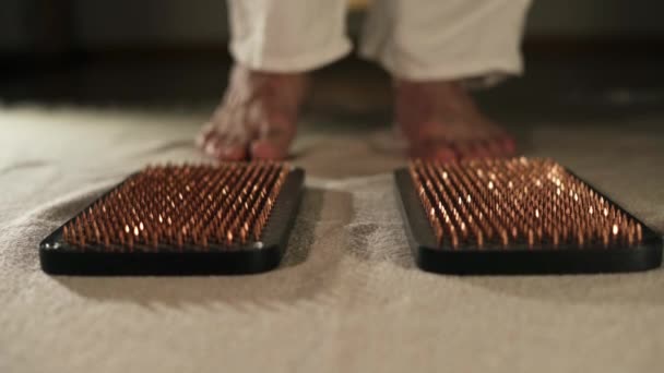 Närbild Mens Fötter Trampar Vassa Naglar För Meditation Sadhu Träskiva — Stockvideo