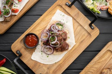 Siyah masada servis edilen kebap etini karıştır. Kebap, tavuk, kuzu ve biftek. Menü ve tarif konsepti, üst görünüm. Düz yatıyordu