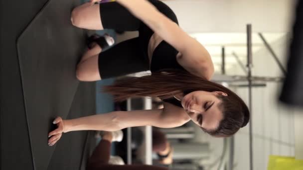 Grupo Mujeres Estirándose Haciendo Yoga Pilates Gimnasio Concepto Deporte Estilo — Vídeo de stock