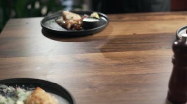 Restoranda domuz eti yiyen bir kadın. Restoranda akşam yemeği. Boşluğu kopyala, Yakın plan