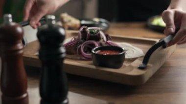 Bir Türk restoranında akşam yemeğinde şiş kebap yiyen bir kadın, yakın plan. Boşluğu kopyala