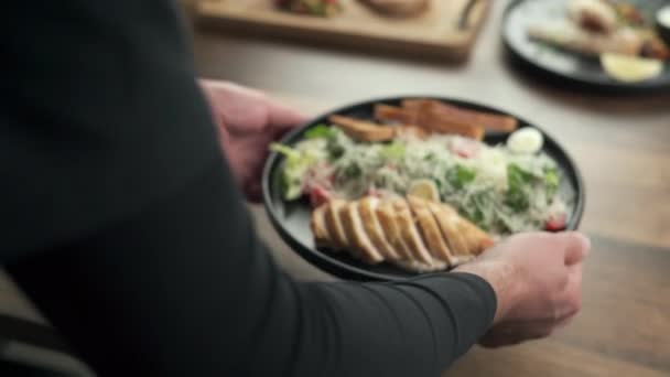 Chef Servant Une Salade César Dans Une Assiette Dans Restaurant — Video