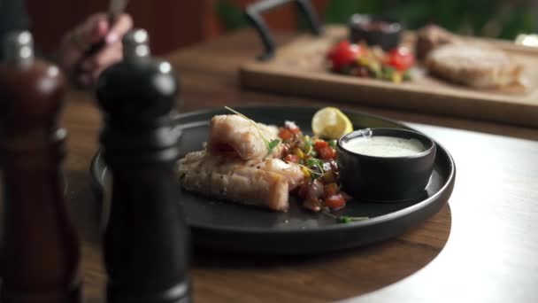 Filete Perca Con Verduras Salsa Mujer Come Comida Deliciosa Saludable — Vídeos de Stock