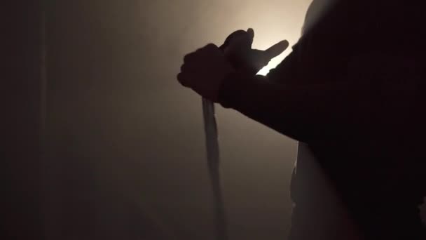 Обрезанный Вид Боксера Обертывающего Руки Белыми Бинтами Темном Фоне Дыма — стоковое видео