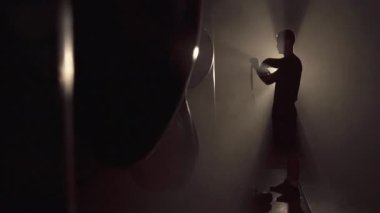 Genç adam boksör eğitimi için boks eldiveni giymeden önce elleri için elastik bandaj kullanıyor. Spor ve egzersiz konsepti