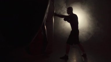 Spor salonunda boksör eğitimi aldım. Eldivenle kum torbasına vurdum. Kum torbasına çarpma anı. Uzayı kopyala Profil görünümü