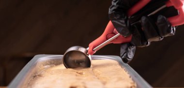 Çikolatalı dondurma kepçesi paketi alıyor. Dondurma topu yapıyorum. Pankart.