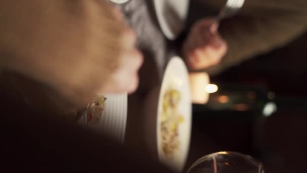 夫妻二人在餐馆吃饭 吃东西 喝红酒 烤蔬菜 特写镜头 垂直录像 — 图库视频影像