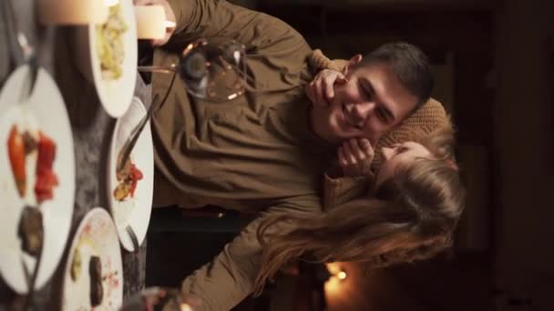 Kolacja Dla Dwojga Młoda Zakochana Para Całująca Się Przy Obiedzie — Wideo stockowe