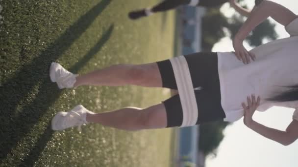 Spor Spor Yapan Bir Grup Atletik Kadın Direnç Bantları Bacak — Stok video